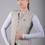 COLETE CORTA VENTO AIRFLEX MAURO RIBEIRO AREIA FEMININO