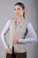 COLETE CORTA VENTO AIRFLEX MAURO RIBEIRO AREIA FEMININO